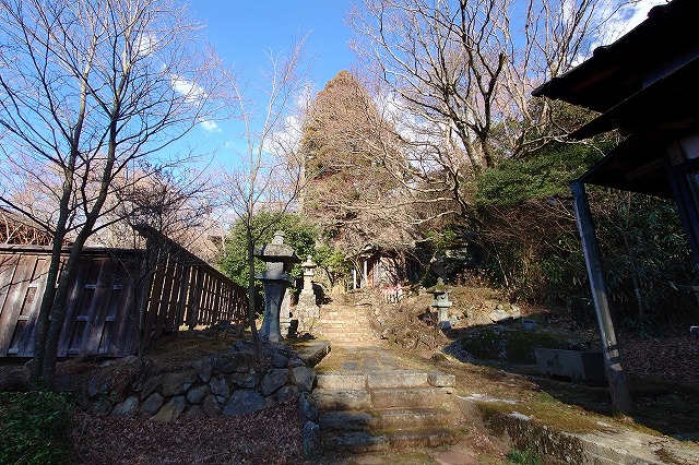 秀明館の薬師堂の石段