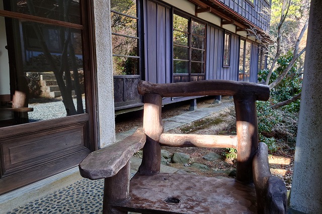 玄関横の木の椅子