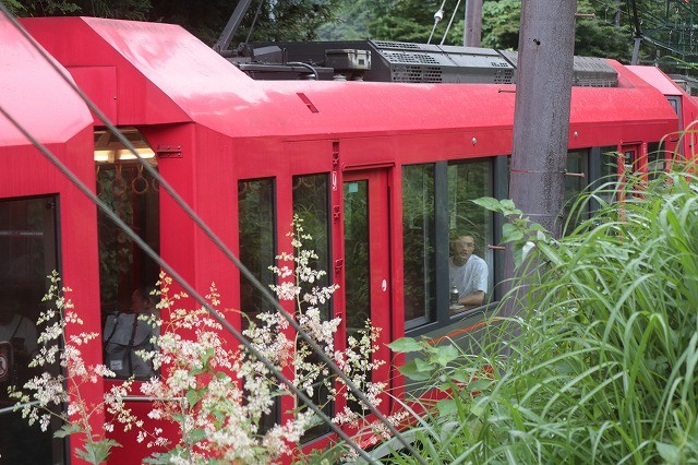 通過していく登山電車