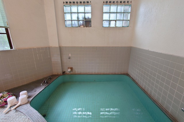 温泉を正面から