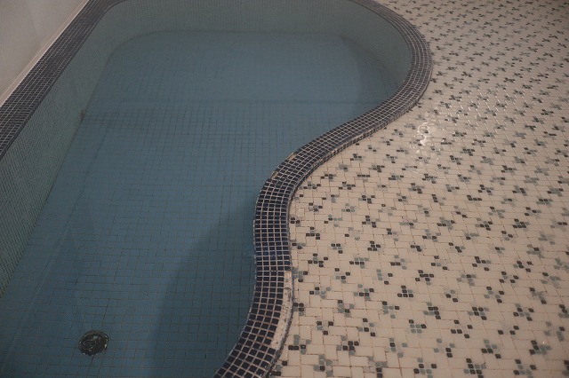 大和館の浴槽と源泉注入口