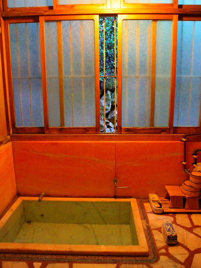 平賀敬美術館の浴室と窓