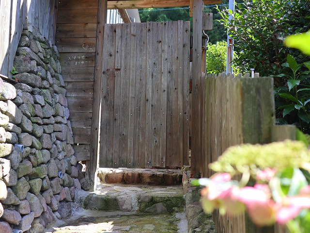 岳の湯温泉露天風呂のドア