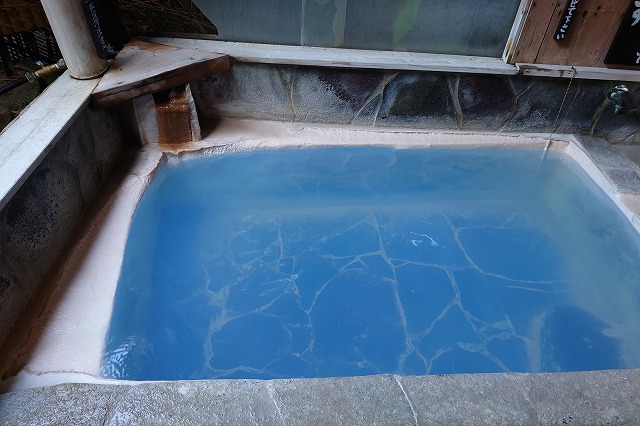 青い温泉