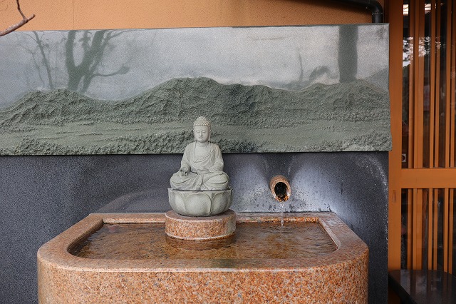 薬師如来像と手湯
