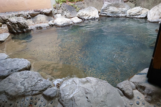 青みがかった温泉