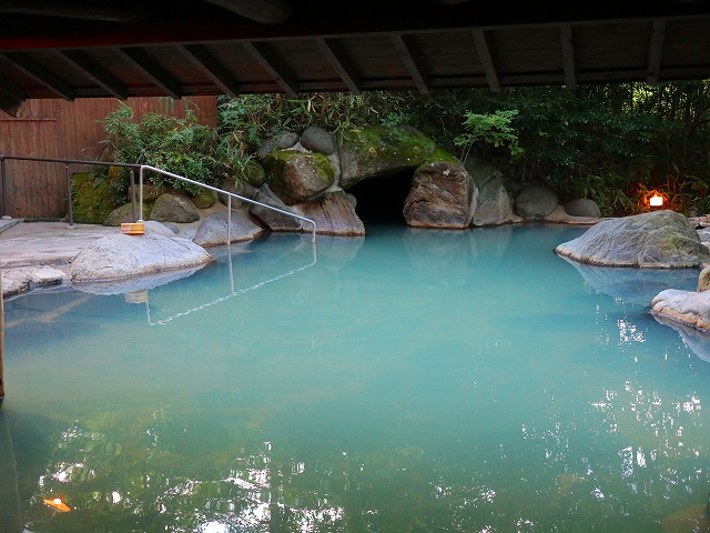 森の湯露天風呂の洞窟