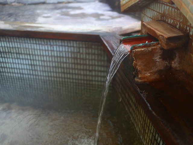 鎌先温泉最上屋旅館の貸切風呂の湯口