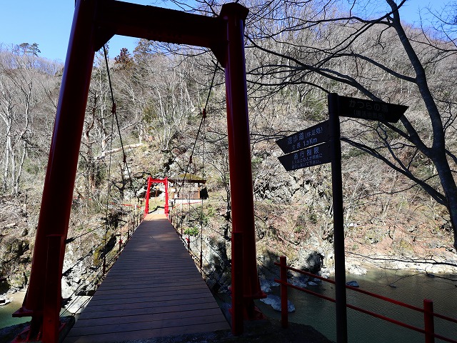 赤い吊り橋