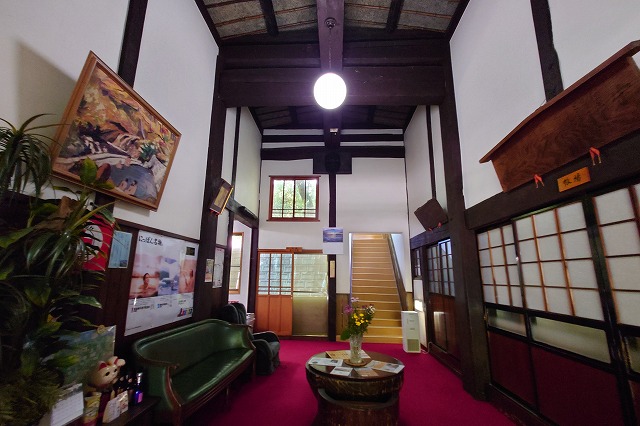 峯雲閣のロビー