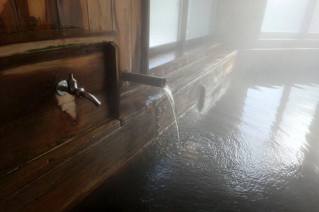 炭酸水素塩泉の湯口