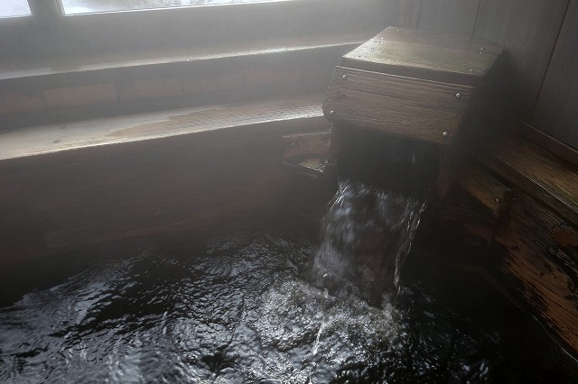 炭酸水素塩泉と単純泉の混合泉湯口
