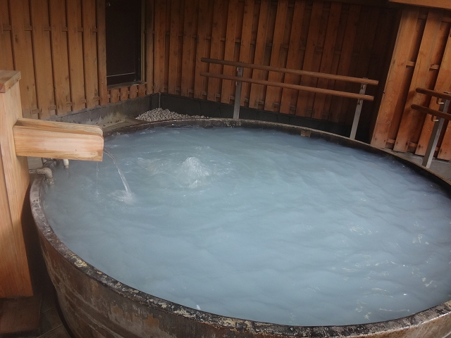 鳴子ホテルの高野槙の樽の露天風呂