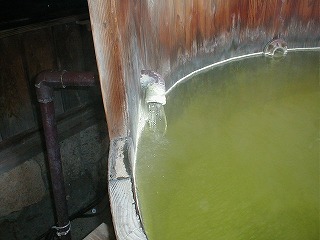 熊の湯温泉の緑色の濁り湯