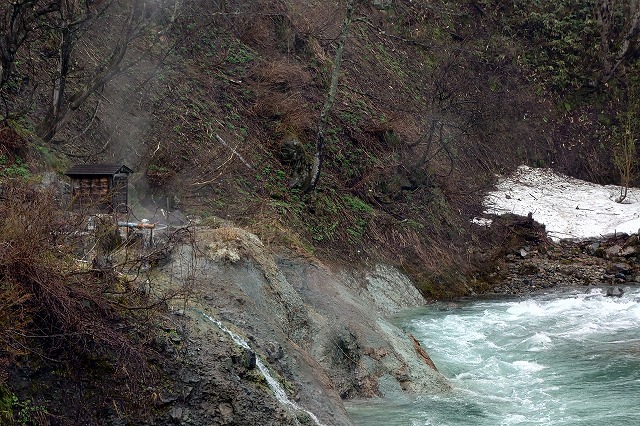 駐車場から見える露天風呂