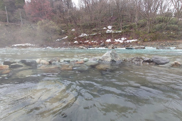 切明温泉の河原の露天風呂から