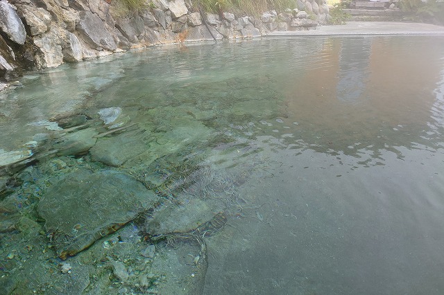 露天風呂の浴槽の底