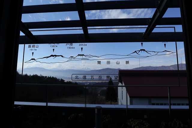休憩室の窓に描かれた北信五岳