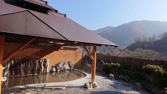 いいやま湯滝温泉の露天風呂と景色