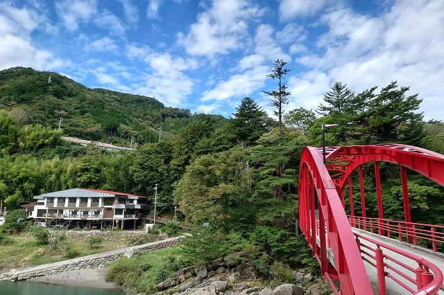 棧温泉と赤い橋
