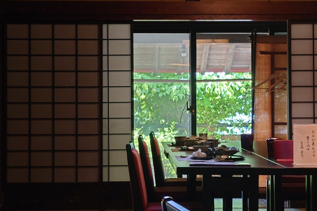 はりこし亭のテーブル席