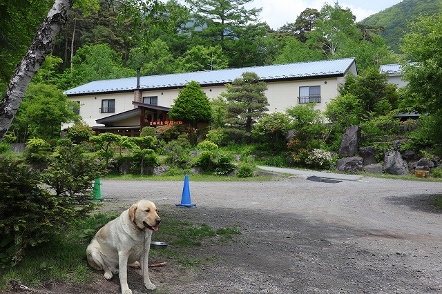天狗温泉浅間山荘の外観とナッツ