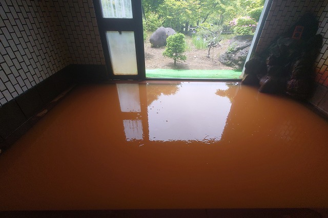 濁り湯と窓の景色