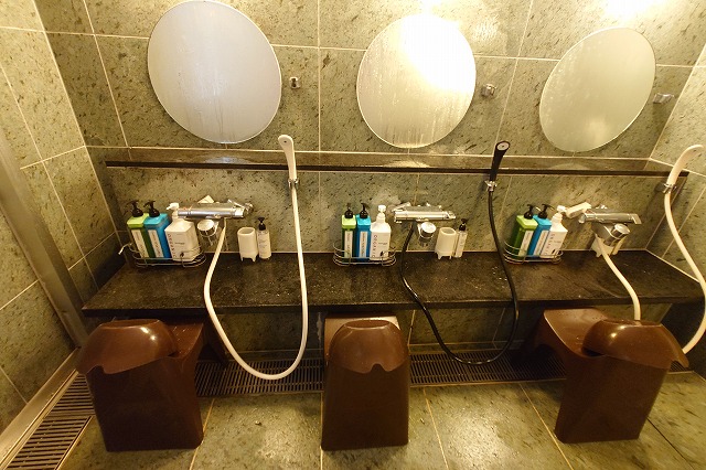 諏訪の湯の洗い場