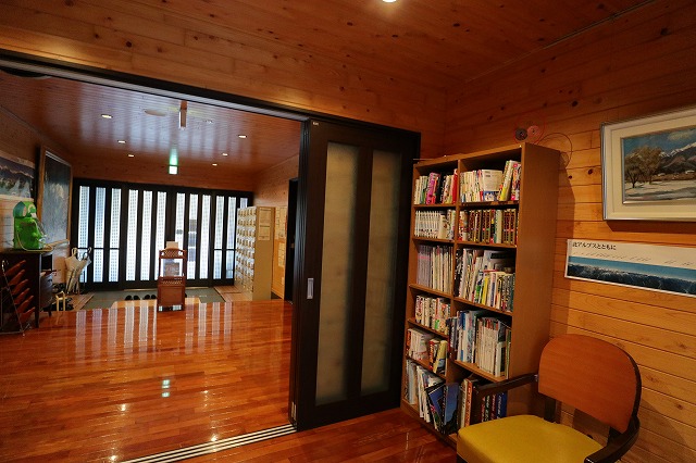 七倉山荘の玄関とロビー