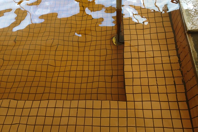 薄いモールカラーに見えるお湯