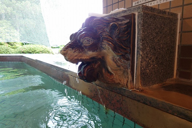 露天風呂のライオン湯口