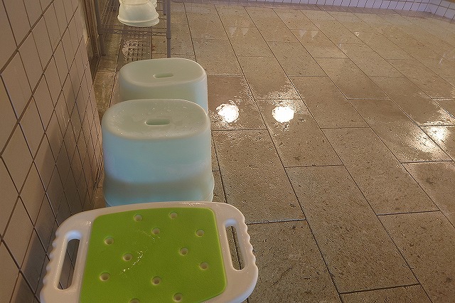 緑色のお風呂の備品