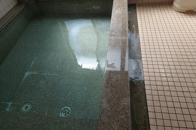 お湯は無色透明