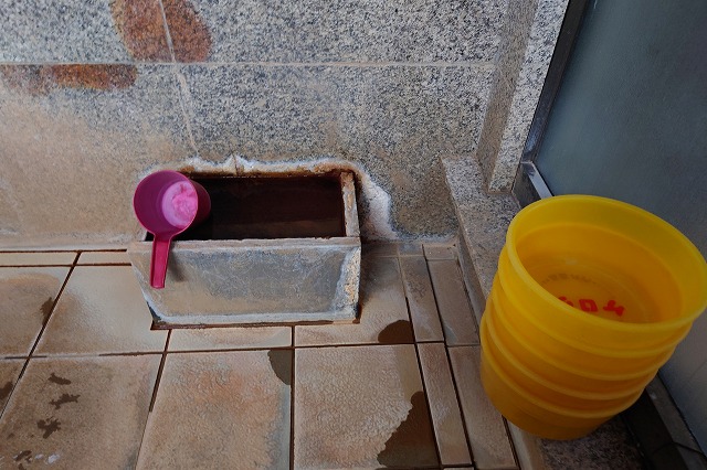 綿の湯の湯壺と桶