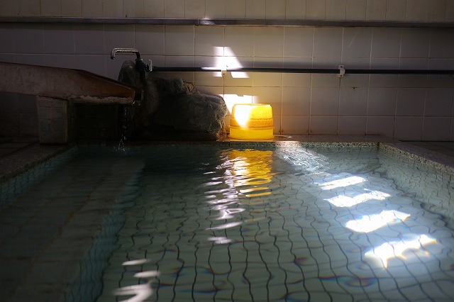 朝日の差し込む松の湯