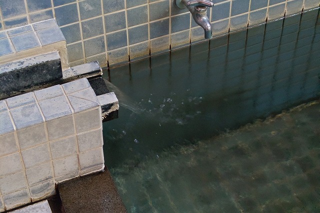 目洗湯の湯口