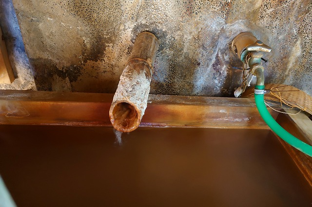 銭洗い温泉の湯口