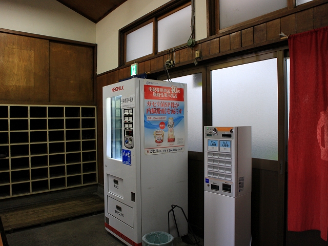 菅野温泉の下足棚、自販機、券売機