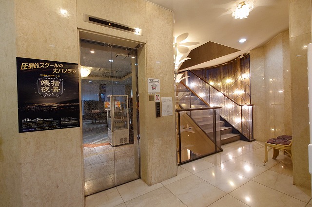 ホテルプラトンのエレベーターと階段