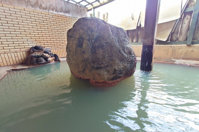 露天風呂の岩