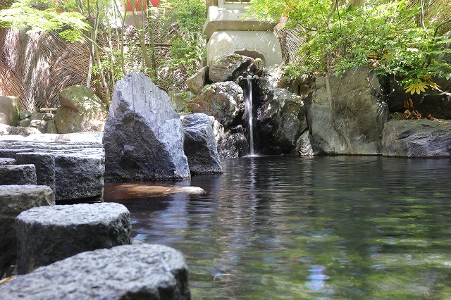 庭園露天風呂の湯口