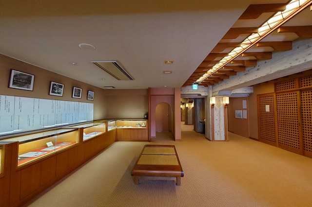 よろづやの館内