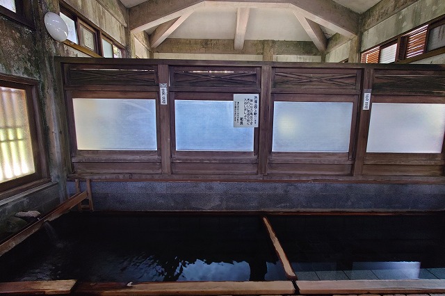 浴槽を正面から