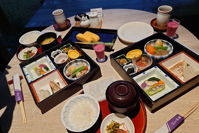 東園の朝食