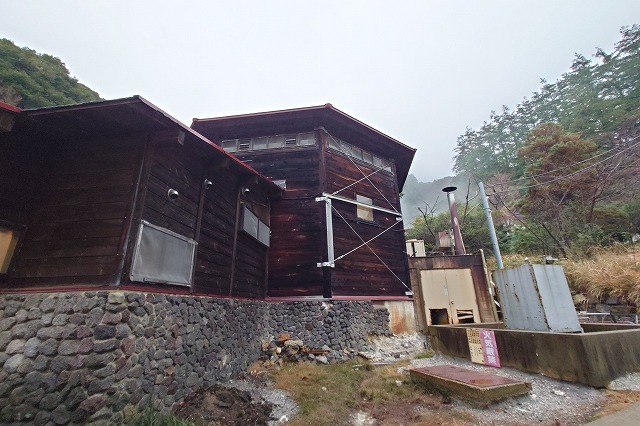 外から見た小地獄温泉館の後方