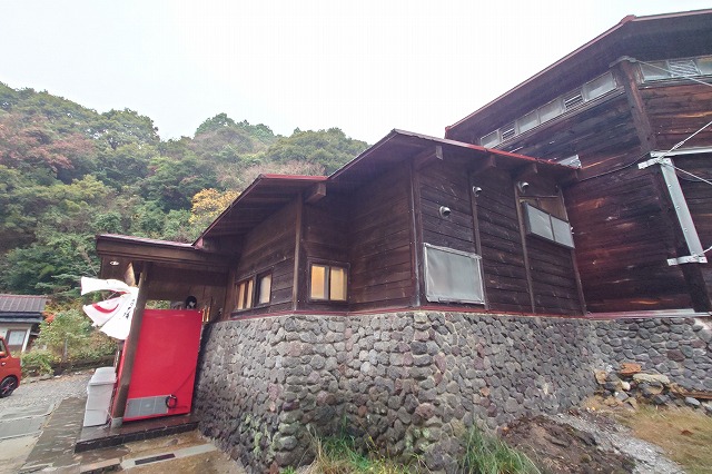 横から見た小地獄温泉館