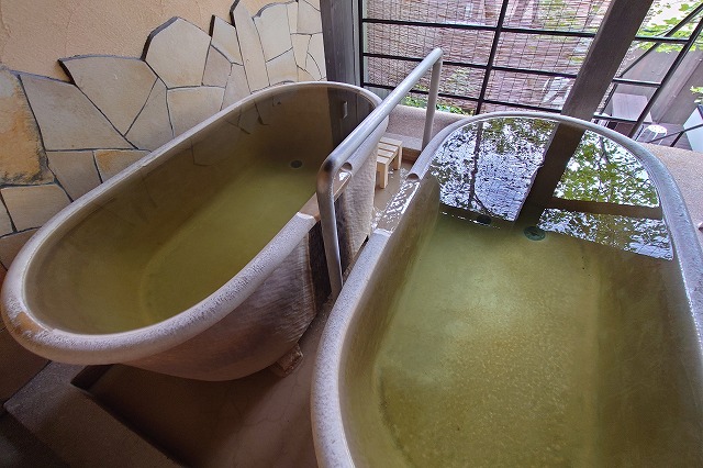 露天風呂の陶器風呂
