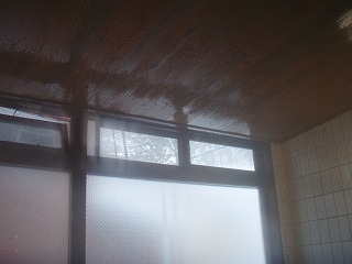 松之山温泉ふくずみの浴室の窓
