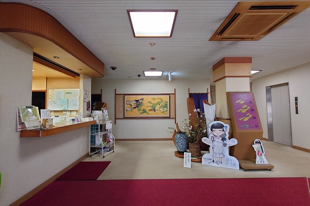 野本旅館のフロント、温泉むすめパネル