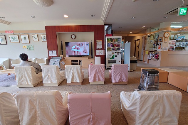 ラウンジのテレビ前